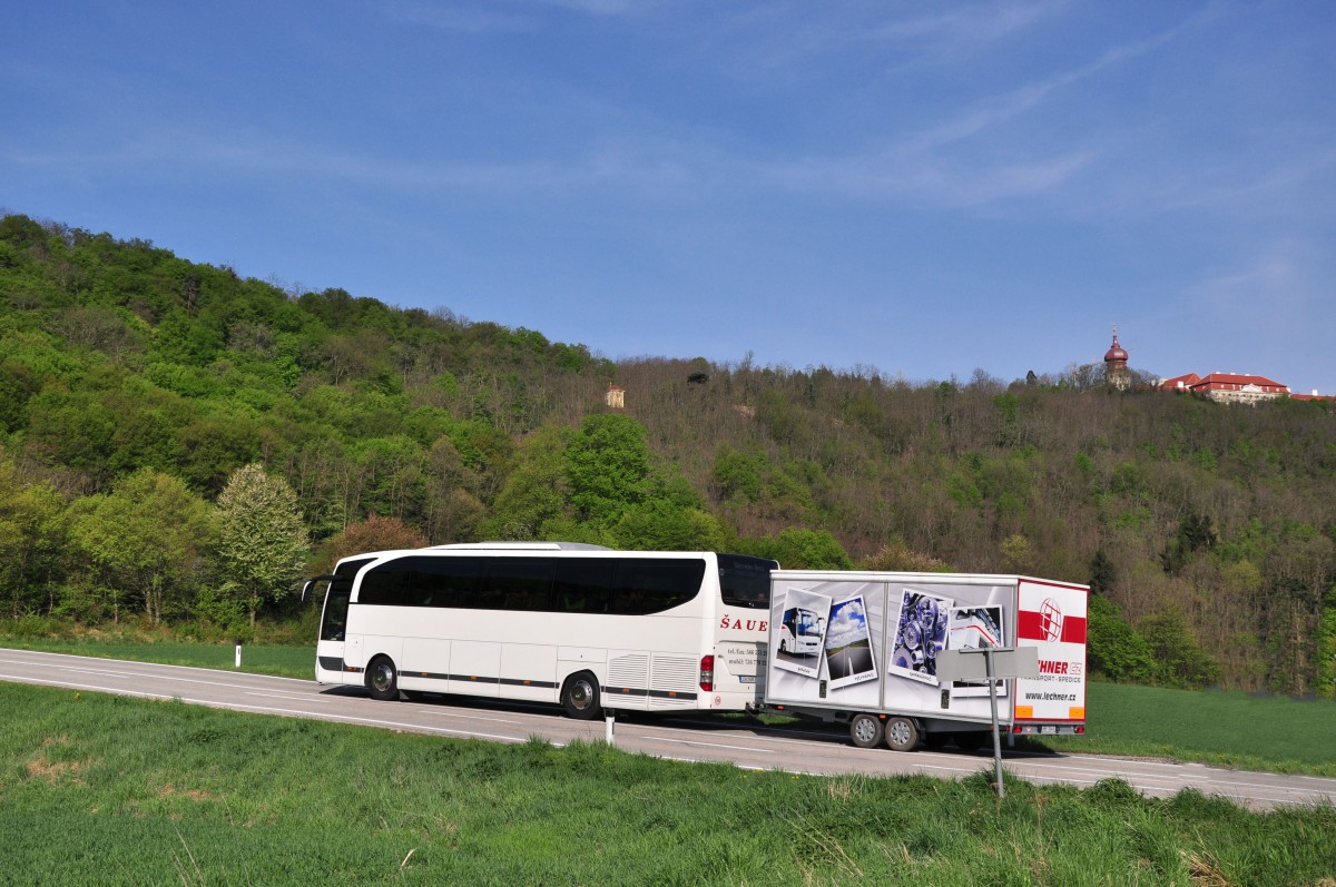 Mercedes Travego von Milan Sauer mit Radanh�nger aus der CZ hier bei der Anfahrt auf den G�tweigerberg (Stift G�ttweig)bei Krems am 25.4.2015.