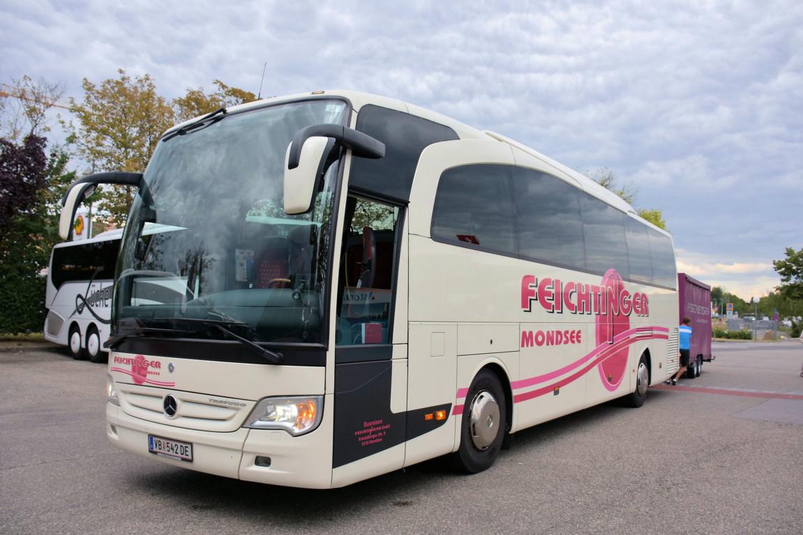 Mercedes Travego mit Radanh�nger von Feichtinger Reisen aus �sterreich 07/2017 in Krems.