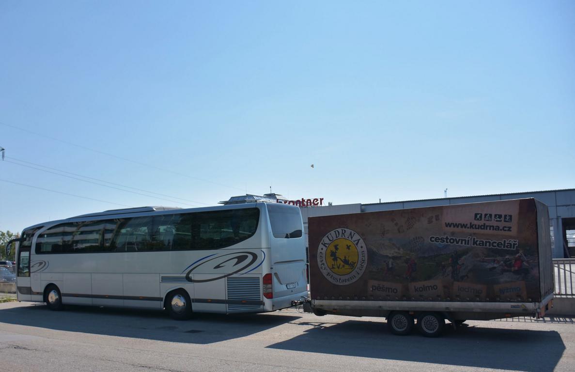 Mercedes Travego mit Radanh�nger von Ideal Tour aus der CZ 2017 in Krems.