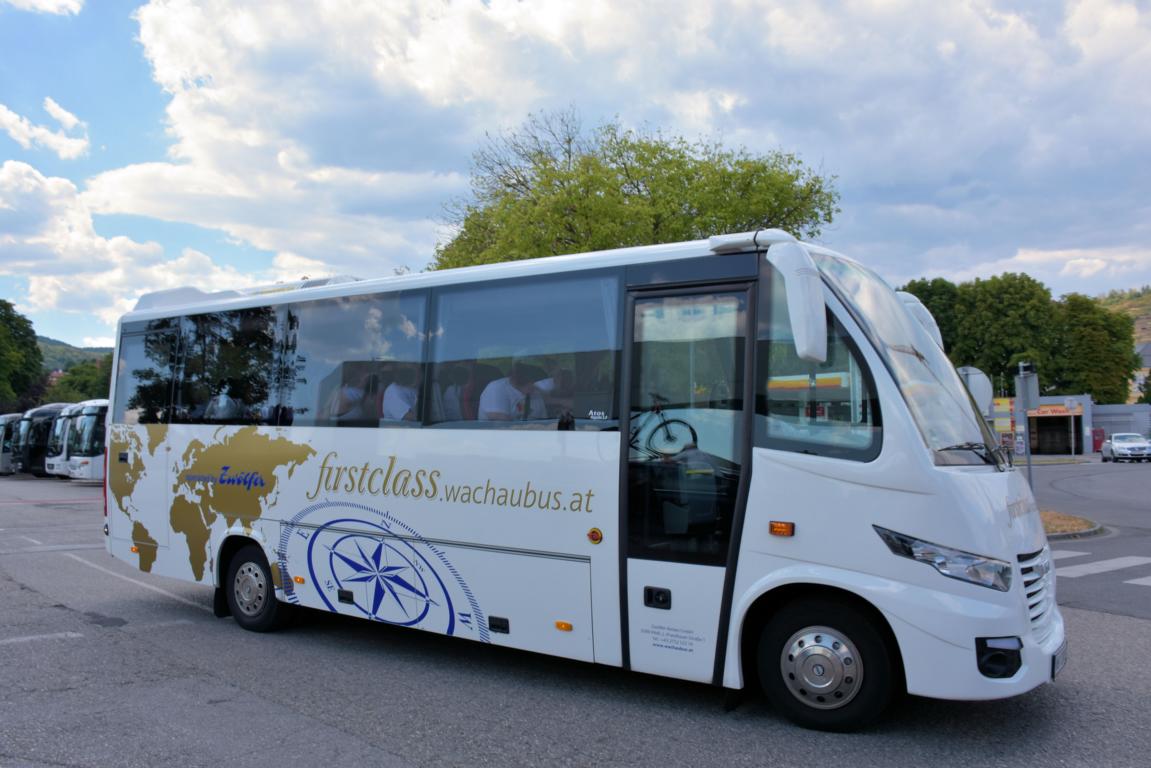 Midibus IVECO von Wachaubus Zw�lfer Reisen aus N.�. in Krems.