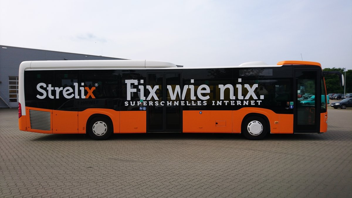 ......mit der Vollwerbung f�r schnelles Internet f�r Neustrelitz dieser Citaro von Becker Strelitz Reisen  (Juni 2017)