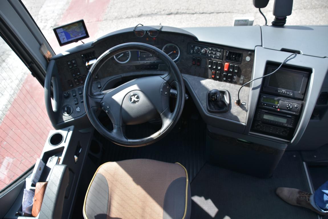 Modernes Cockpit im Super Setra 416 HDH von K�NIG Reisen aus der BRD in Krems.
