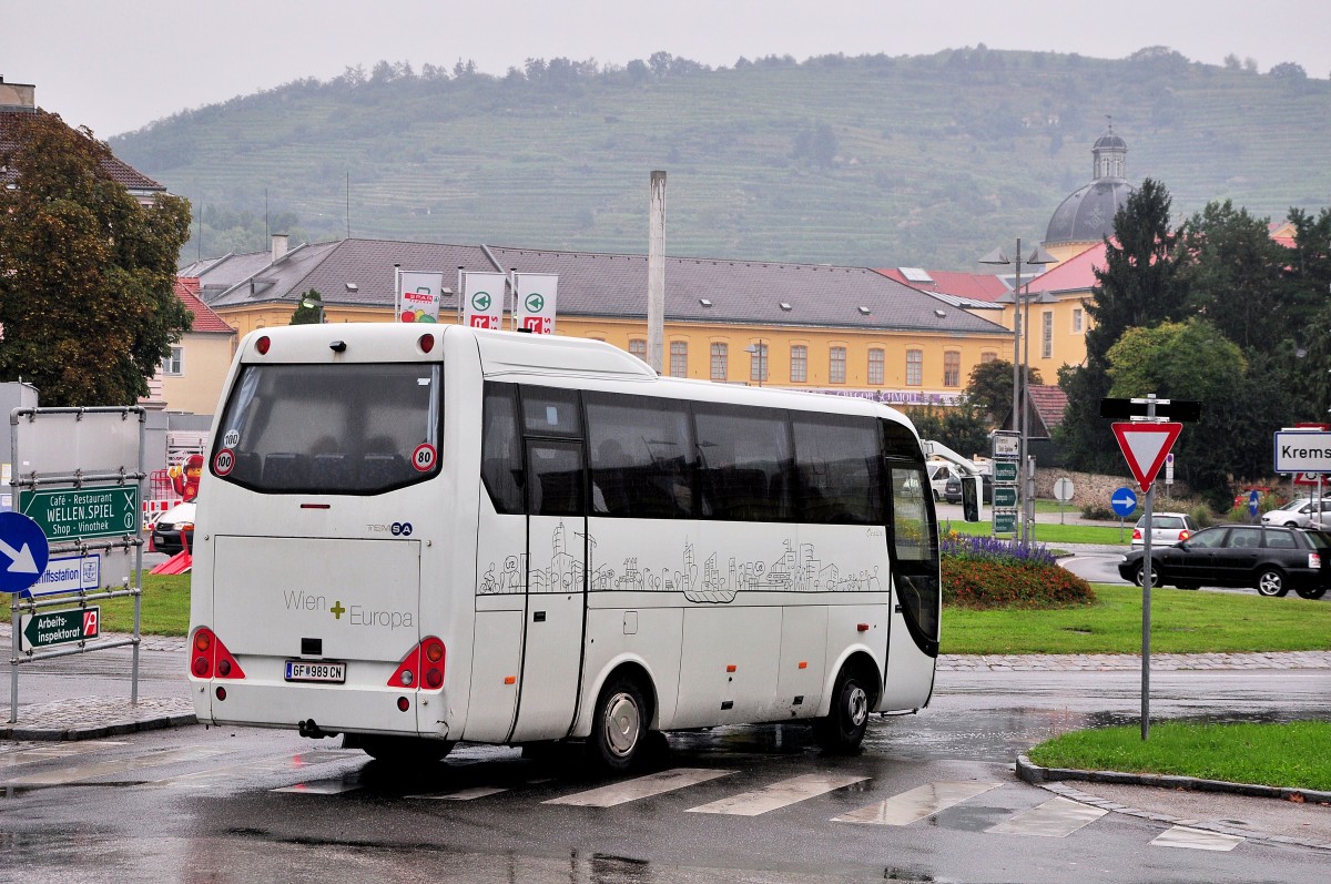 Nachschuss auf einen TEMSA Opalin aus Nieder�sterreich,am 11.9.2014 in Krems gesehen.