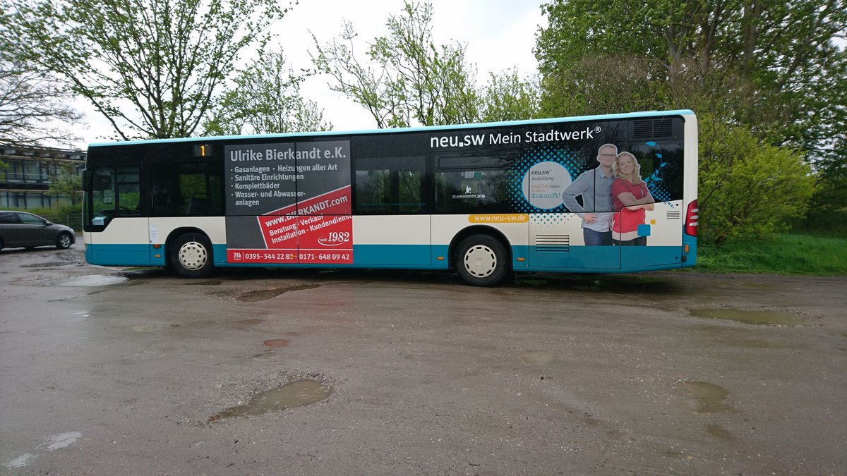 ....NB SW 242 auf der Linie 1 am chausseehaus mit aktuellen Traffic Board f�r eine Sanit�r-Firma der Stadt  (Mai 2017)