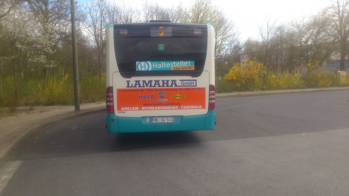 ...NB SW 541 er wirbt f�r eine Autowerkstatt 
...und neu auch auf den anderen Fahrzeugen  wo drauf aufmerksam gemacht wird an Haltestellen schritt zufahren 