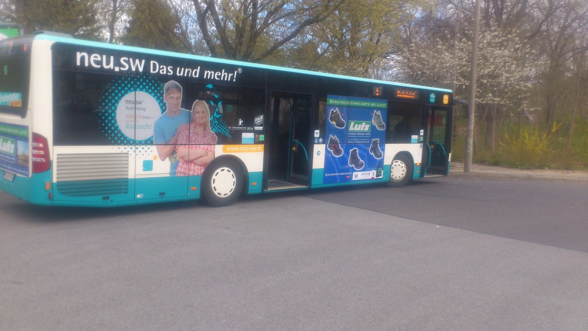 ...NB SW 543 und das Traffic Bord der rechten Fahrzeugseite des Citaro
...und der eigen Werbung f�r die Ausbildung bei den Stadtwerken 