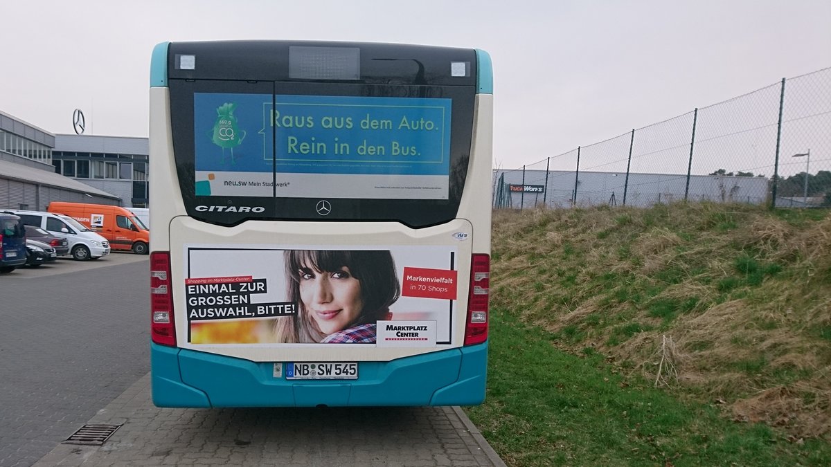 .....NB SW 545 der Stadtwerke Neubrandenburg im April 2018 mit seiner neuen Werbung am Heck f�r das Marktplatz Center ( April 2018)