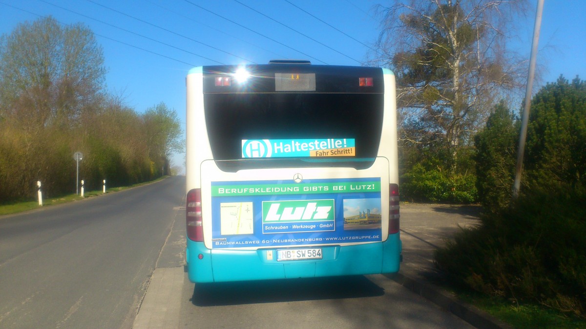 ...NB SW 584 und dann auch der Citaro G mit dem Heck der dieses Traffic Bord f�r die Lutz Berufsbekleidung bekommen hat
...am Endhaltepunkt der Linie 8