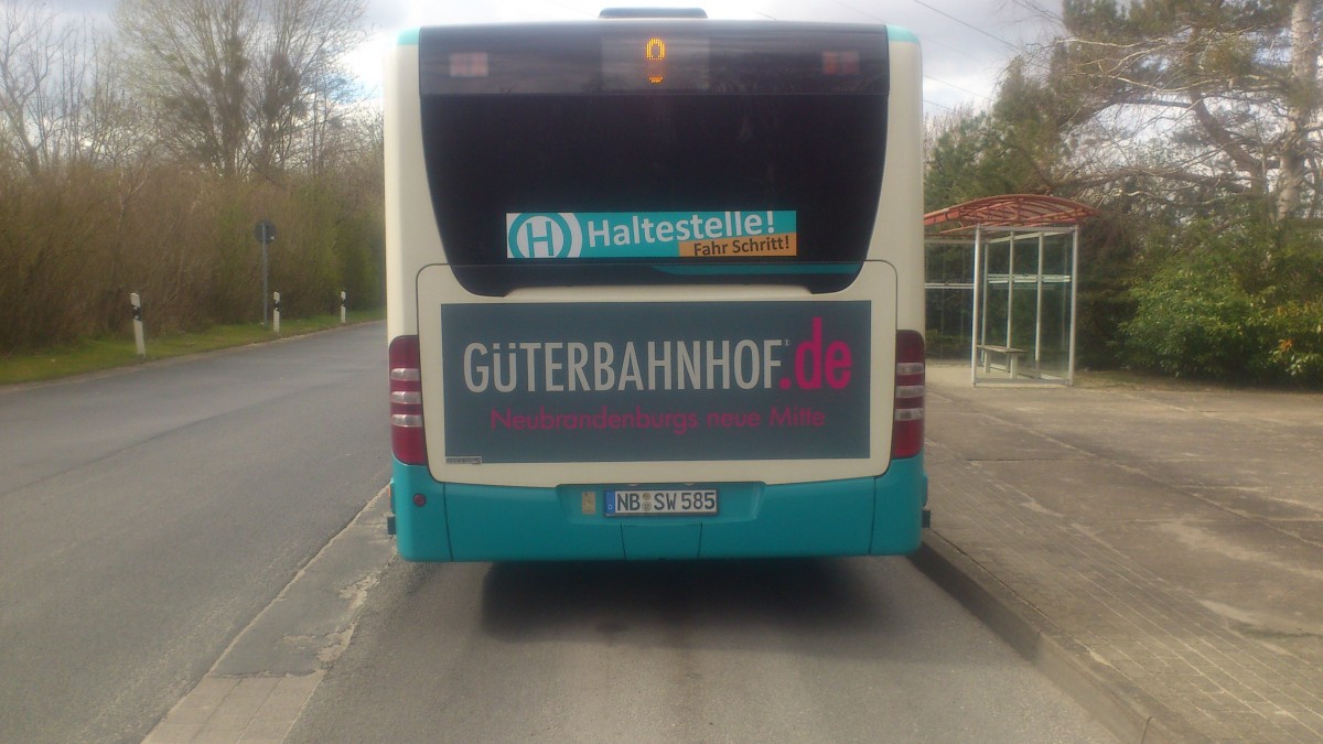 ...NB SW 585 am heck haben alle das gleiche bekommen 
...aber schon das neue Banner  Fahr Schritt!  am Heck was jetzt an allen Citaro angebracht ist