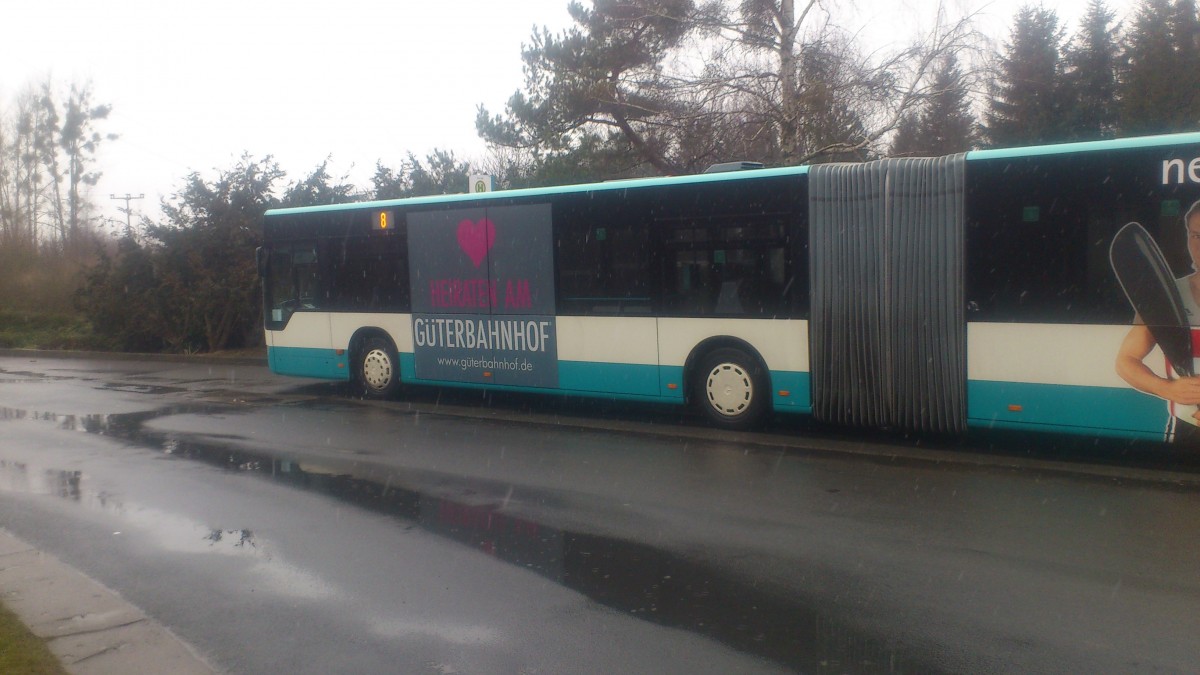 ...NB SW 586 und das Traffig Bord der linken Seite wo f�r das heiraten am G�terbahnhof geworben wird 
