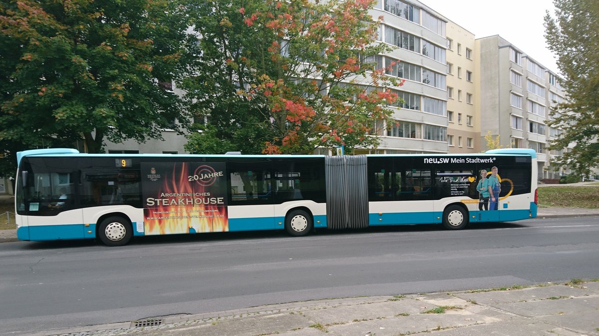 ....NB SW 591 der Stadtwerke Neubrandenburg im September 2017 auf der Linie 9 dieser C2 und seinen Traffic Board f�r ein Steakhouse 