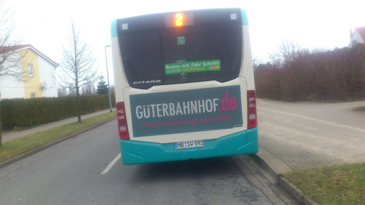 ....NB SW 592 am Heck ist die Werbung bei allen Wagen gleich 
...man mu� dazu sagen das der G�terbahnhof nach jahrelangen Leerstand und Verfall wieder auf gebaut wurde von einem Neubrandenburger der daraus die neue Mitte der Stadt gemacht hat weil viele Sachen auf kleinen Raum wieder zu finden sind