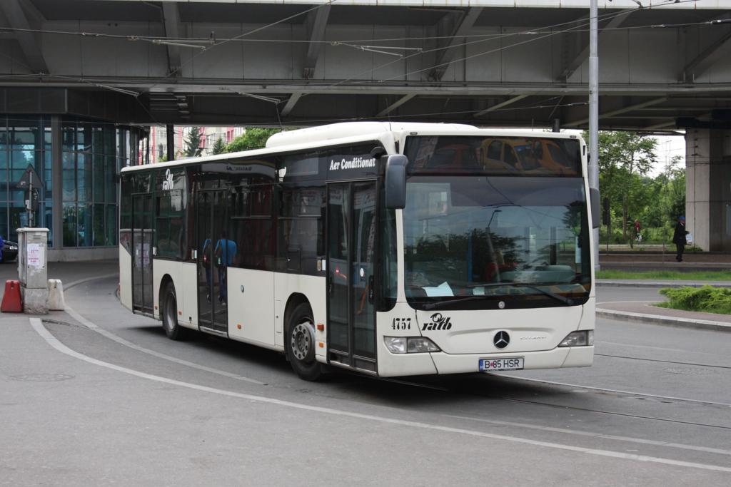 Neben dem gro�en Bukarester Bahnhof Gare de Nord befindet sich �stlich ein kleiner S-Bahnhof BASRABA. An der dortigen Haltestelle wartete am 21.5.2015 dieser Mercedes Citaro auf Fahrg�ste.