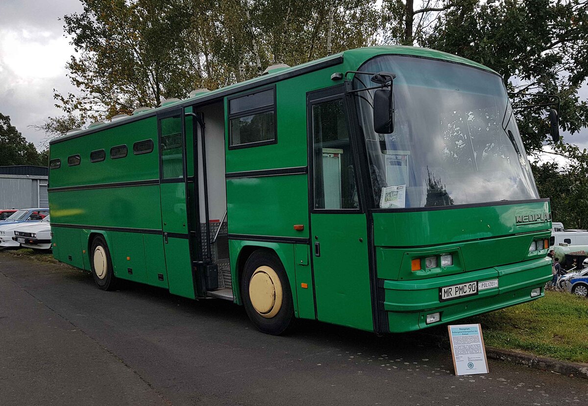 =Neoplan, Bj. 1994, hier als Gefangenentransporter der Polizei, ausgestellt im Polizei-Oldtimer-Museum Marburg, Oktober 2023. Von 1994 bis zum Jahr 2004 geh�rte der Bus zum Fuhrpark der hessischen Polizei.