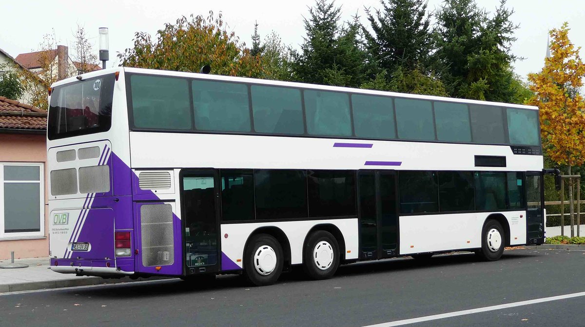 Neoplan Centroliner der  OVB  steht auf dem Busplatz in Bad Neustadt/Saale im Oktober 2017