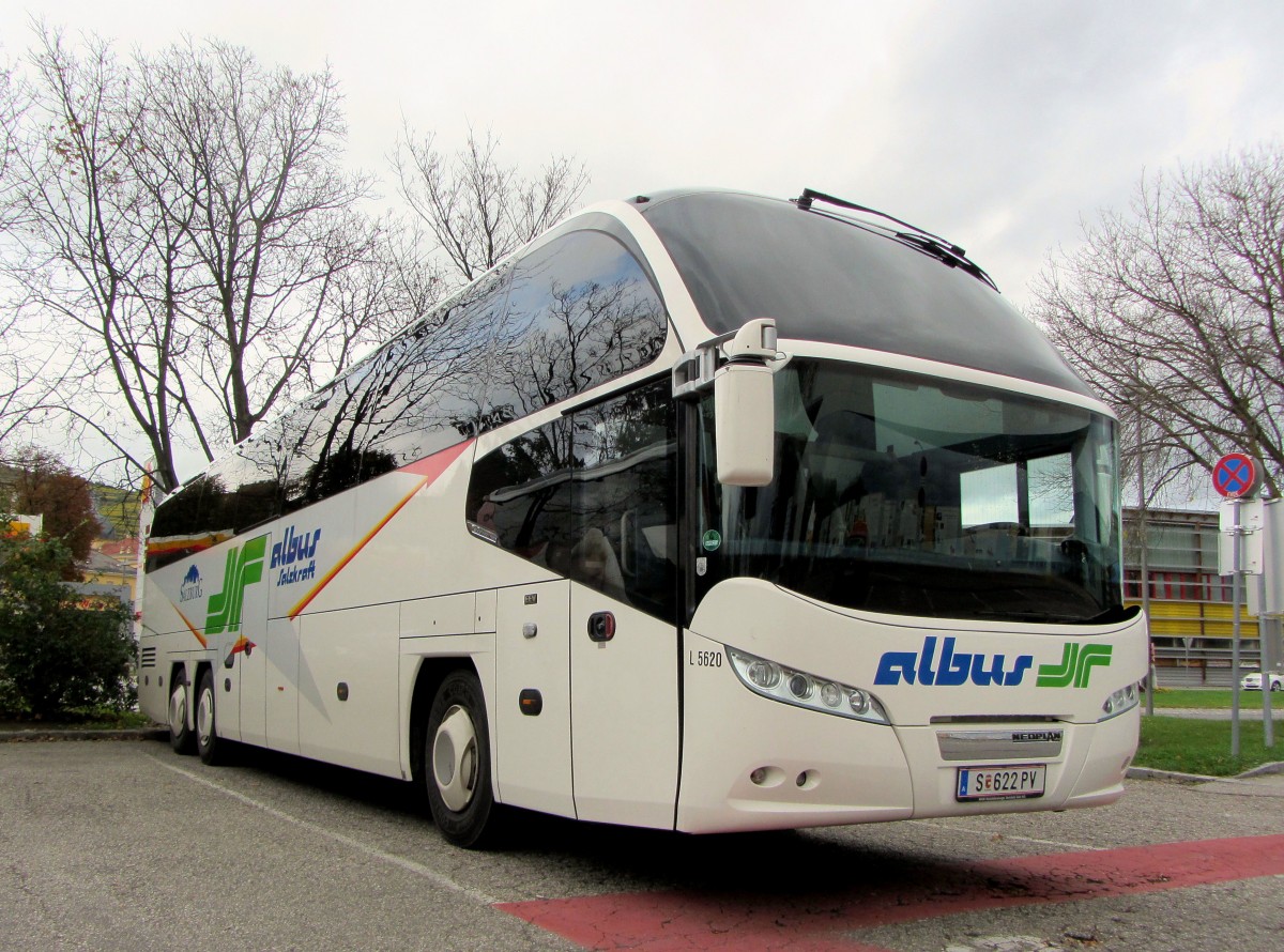 Neoplan Cityliner von albus aus �sterreich am 22.10.2014 in Krems.