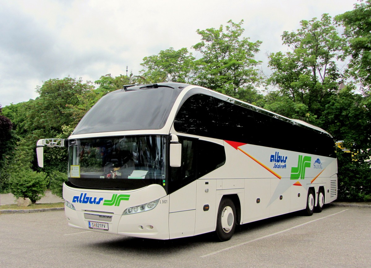 Neoplan Cityliner von albus-Salzkraft aus �sterreich am 27.5.2013 in Krems gesehen.