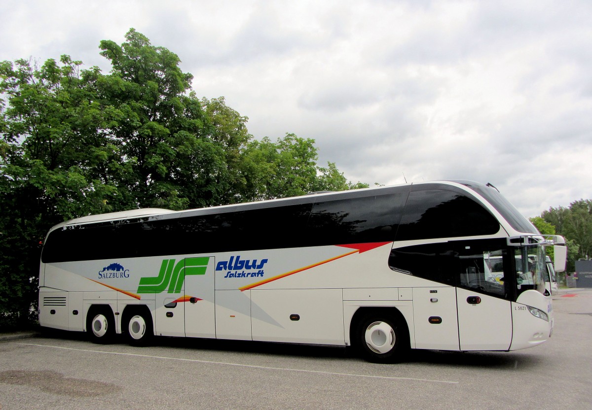 Neoplan Cityliner von albus-Salzkraft aus �sterreich am 27.5.2013 in Krems gesehen.