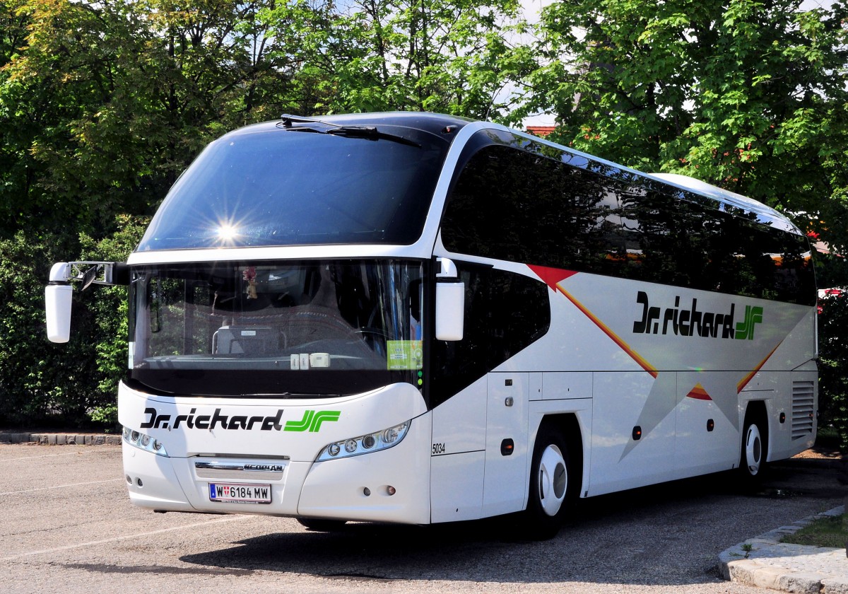 Neoplan Cityliner von Dr. Richard Reisen aus �sterreich am 19.Mai 2014 in Krems gesehen.