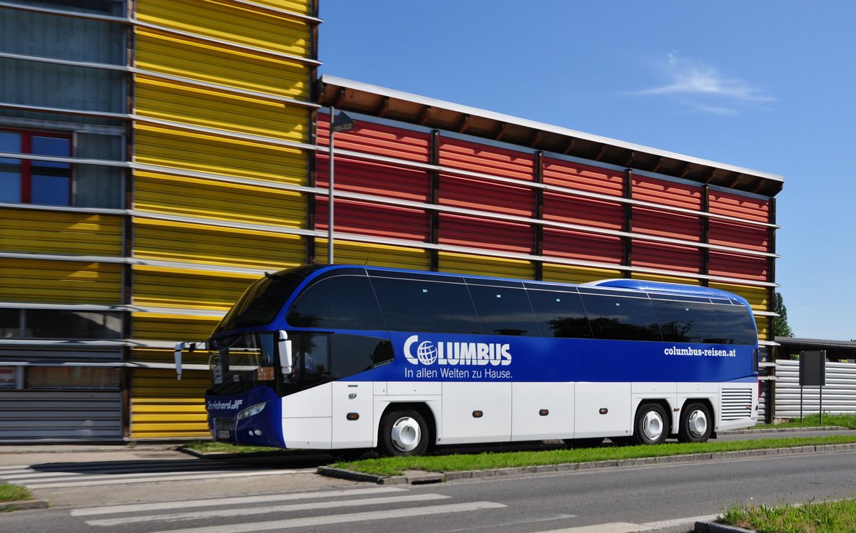 Neoplan Cityliner von Dr. Richard Reisen aus Wien in Krems gesehen.