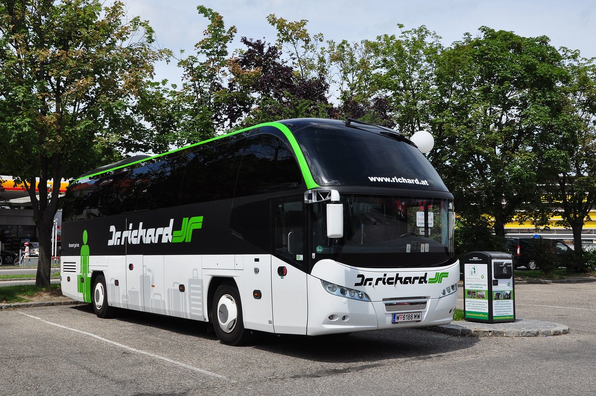Neoplan Cityliner von Dr. Richard Reisen aus Wien in Krems gesehen.
