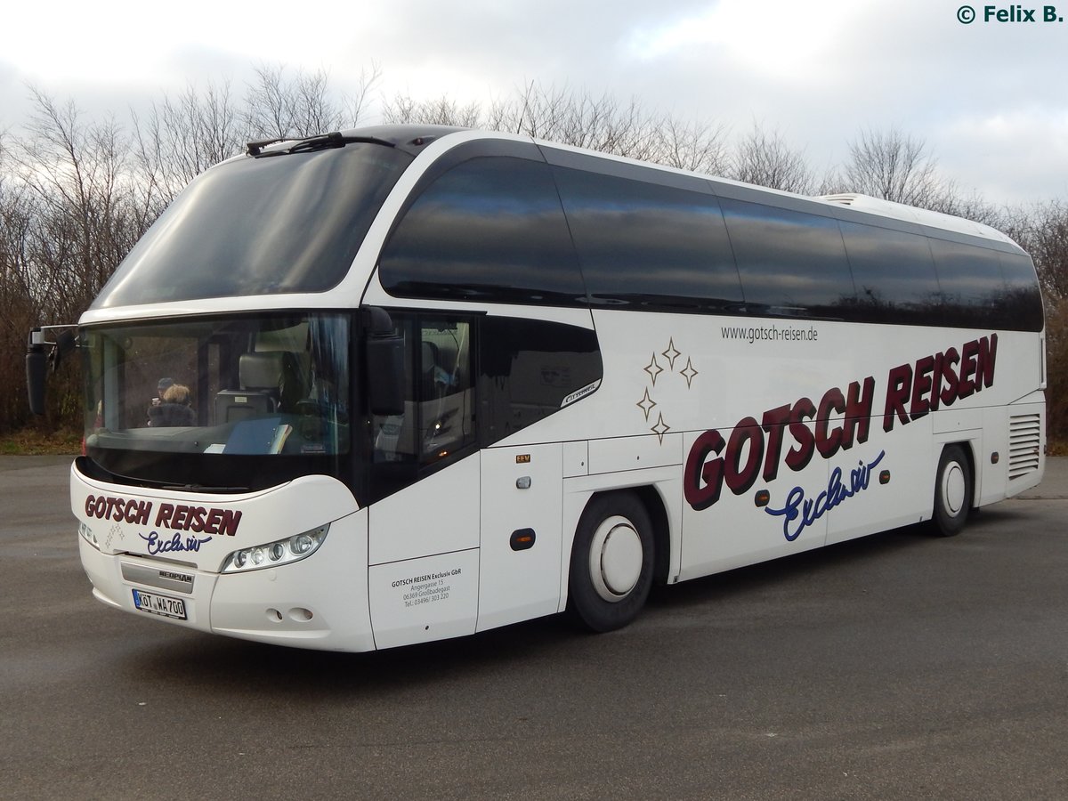 Neoplan Cityliner von Gotsch Reisen aus Deutschland vor dem Kap Arkona.