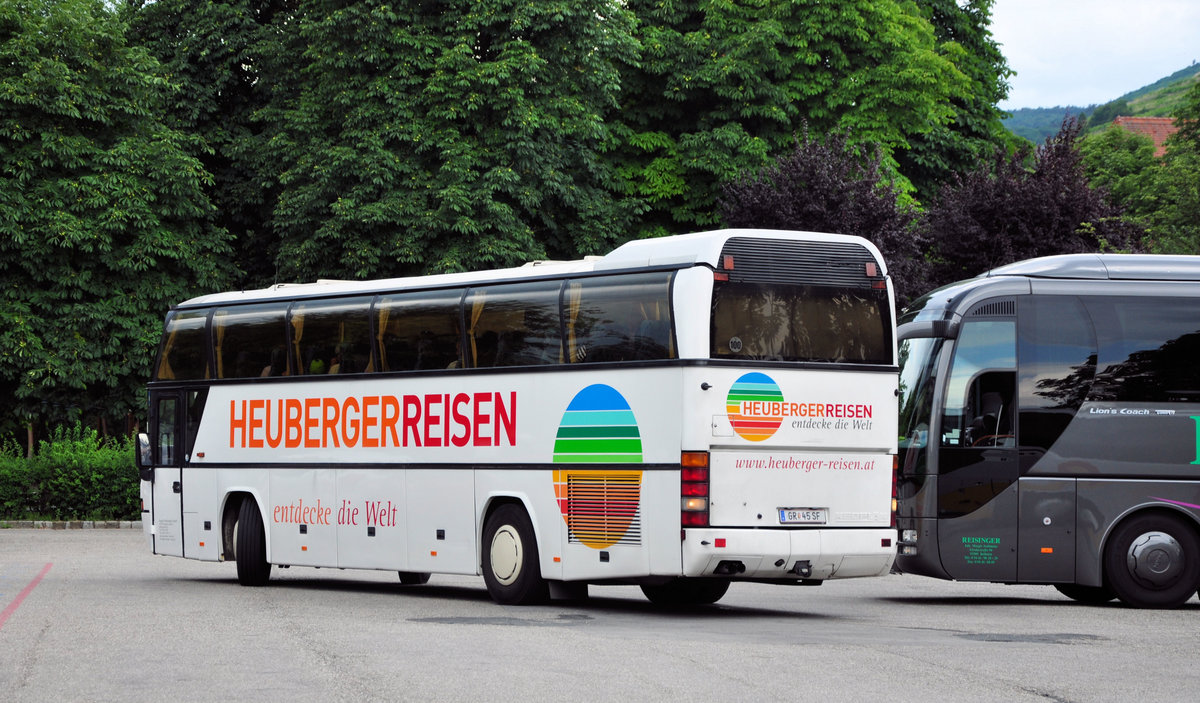 Neoplan Cityliner von Heuberger Reisen aus Ober�sterreich in Krems gesehen.