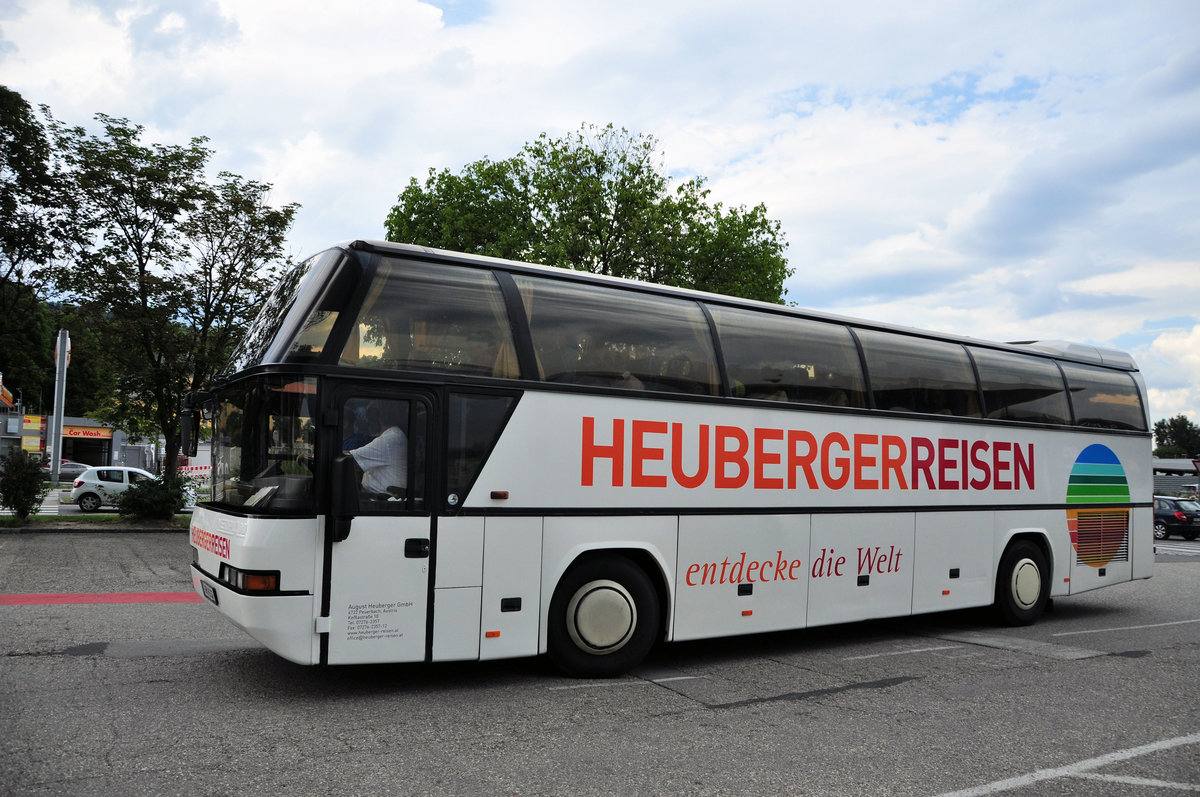 Neoplan Cityliner von Heuberger Reisen aus Ober�sterreich in Krems gesehen.