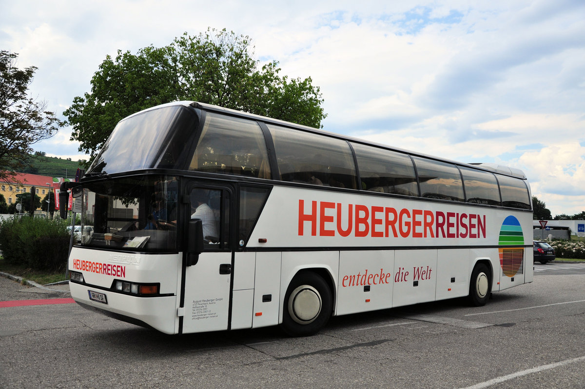 Neoplan Cityliner von Heuberger Reisen aus Ober�sterreich in Krems gesehen.