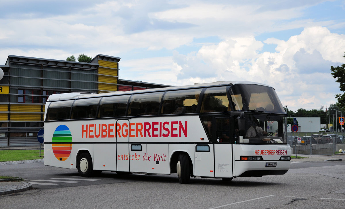 Neoplan Cityliner von Heuberger Reisen aus Ober�sterreich in Krems gesehen.