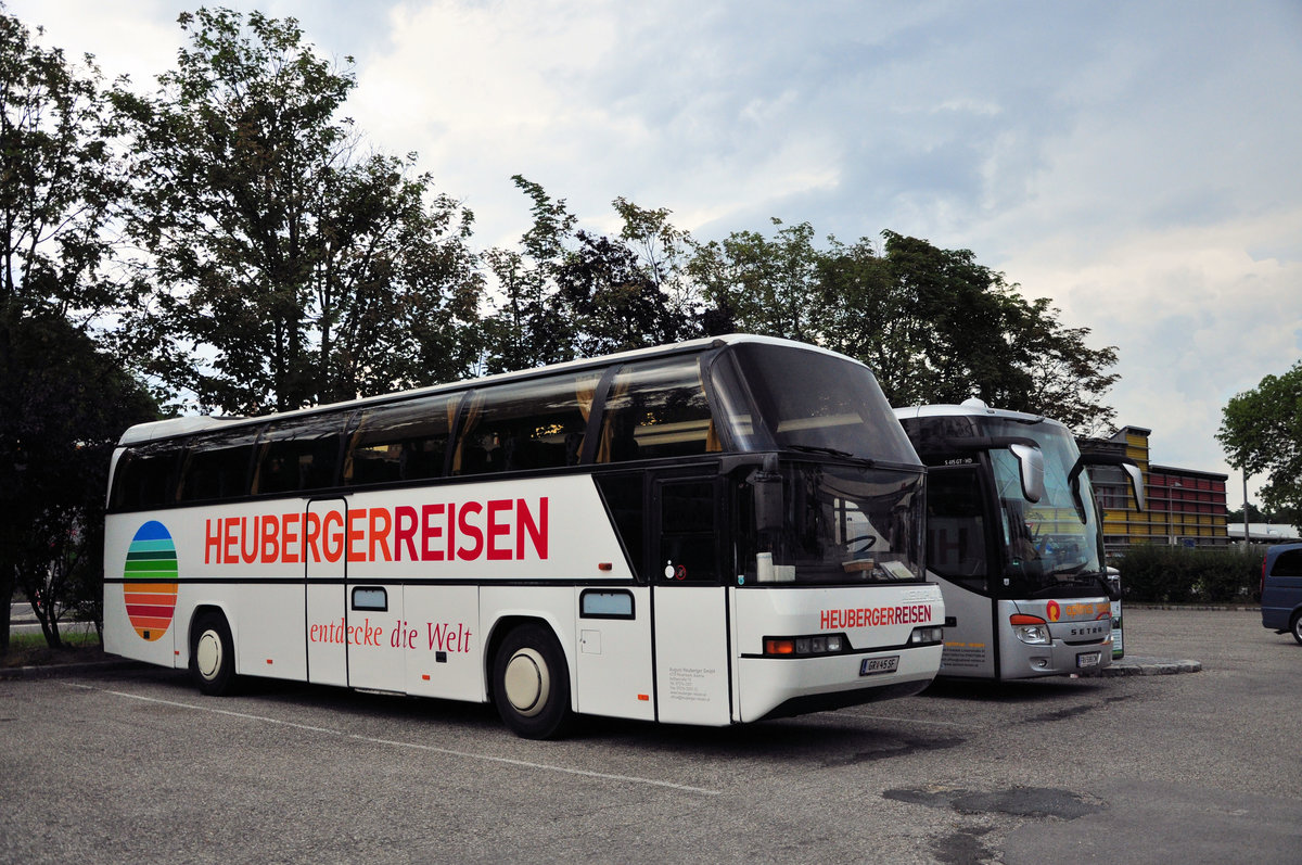 Neoplan Cityliner von Heuberger Reisen aus Ober�sterreich in Krems gesehen.
