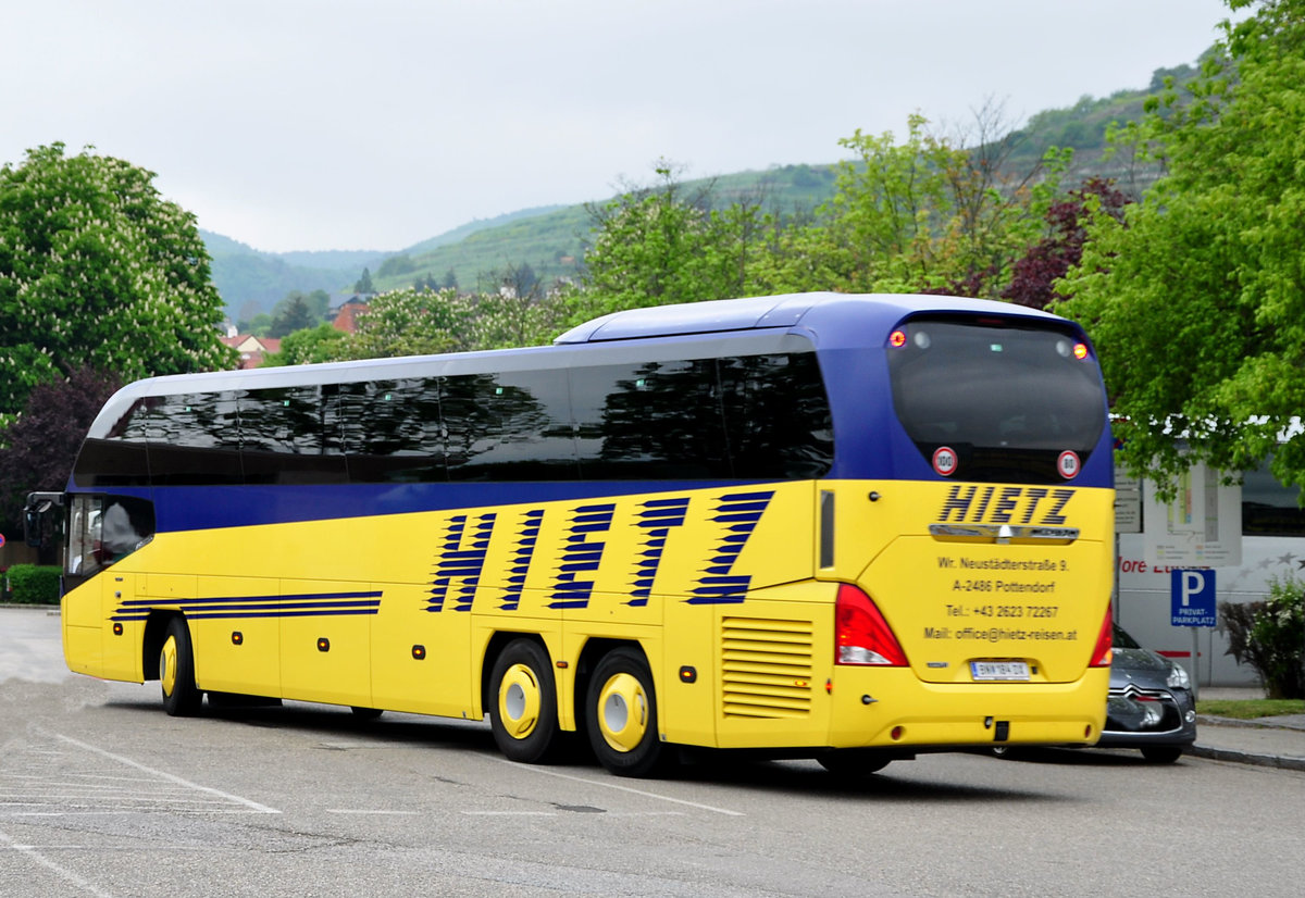 Neoplan Cityliner von Hietz Reisen aus Nieder�sterreich in Krems gesehen.