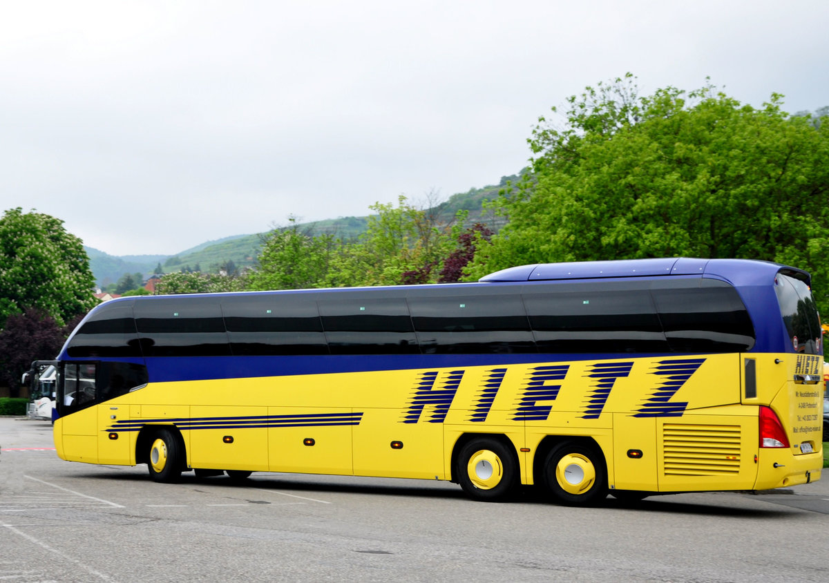 Neoplan Cityliner von Hietz Reisen aus Nieder�sterreich in Krems gesehen.
