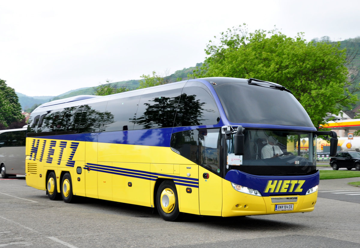 Neoplan Cityliner von Hietz Reisen aus Nieder�sterreich in Krems gesehen.