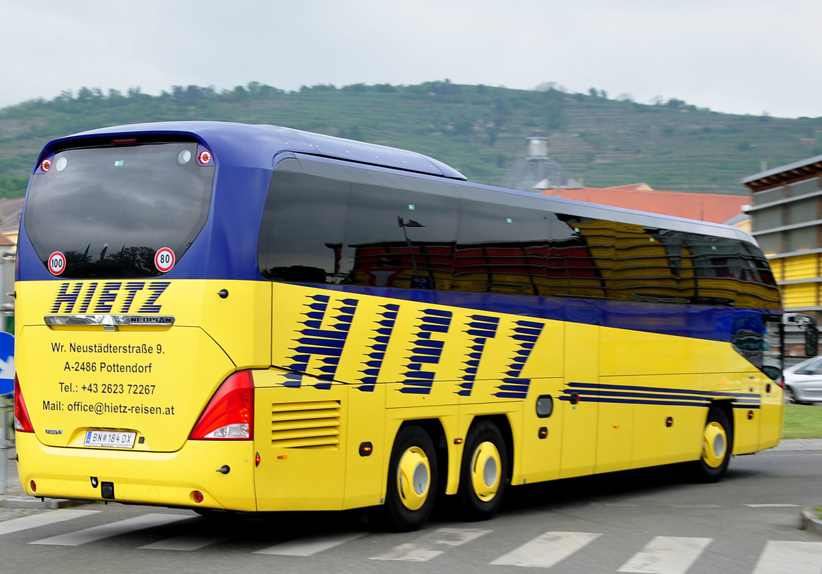 Neoplan Cityliner von Hietz Reisen aus Nieder�sterreich in Krems gesehen.