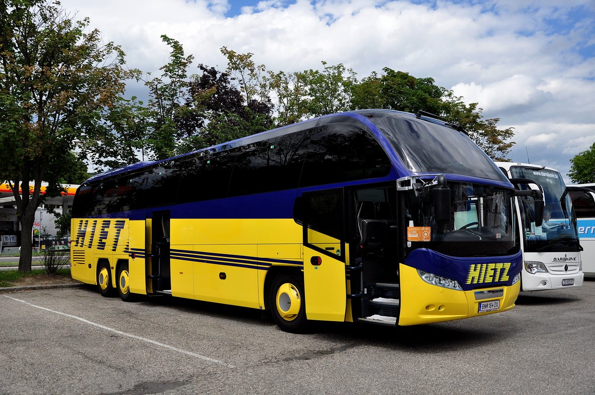 Neoplan Cityliner von HIETZ Reisen aus �sterreich in Krems gesehen.