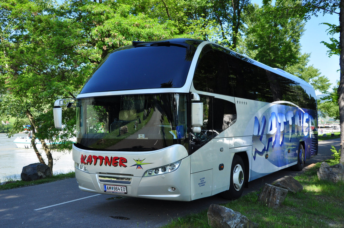 Neoplan Cityliner von Kattner Reisen aus Nieder�sterreich in D�rnstein/Wachau/Nieder�sterreich gesehen.
