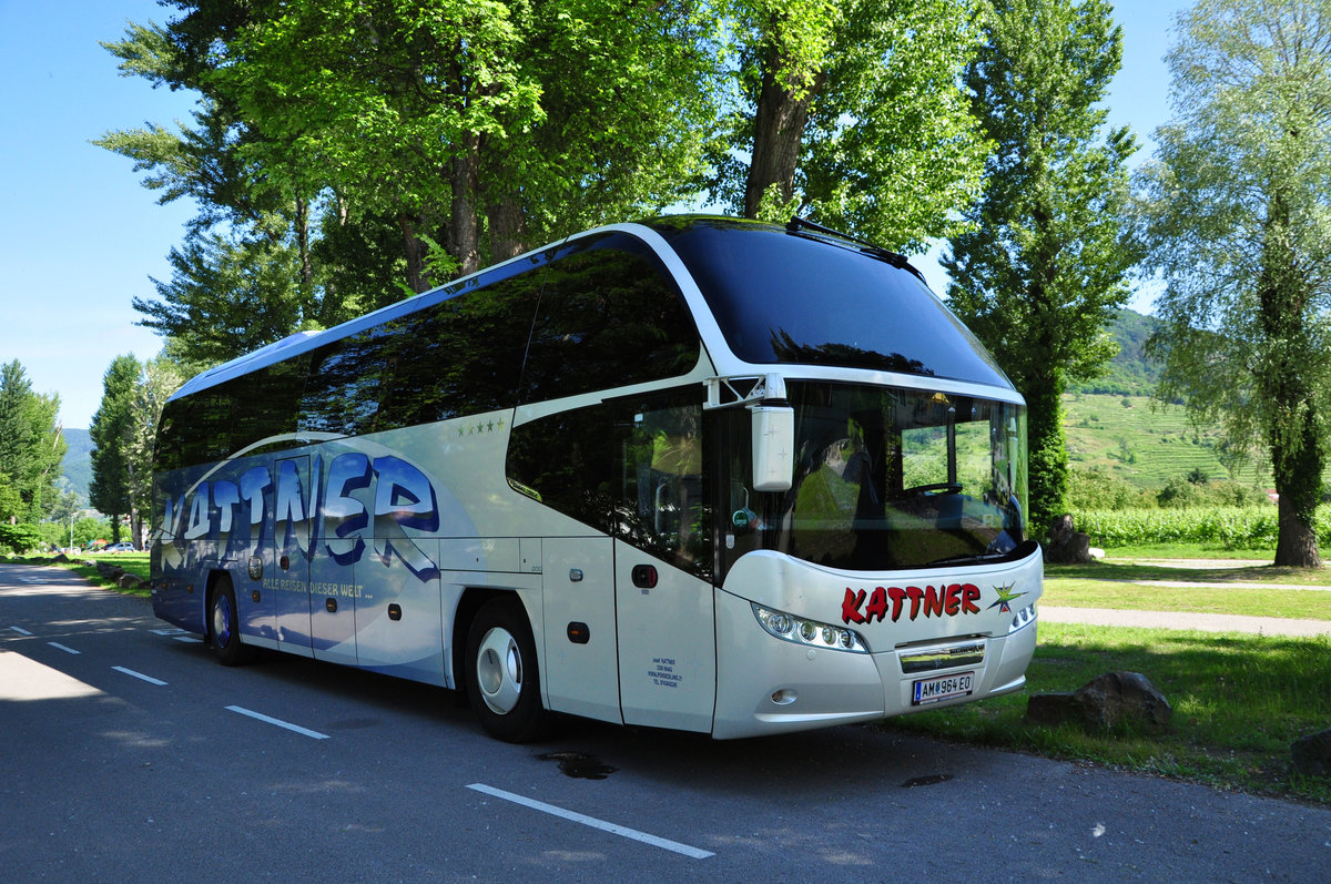 Neoplan Cityliner von Kattner Reisen aus Nieder�sterreich in D�rnstein/Wachau/Nieder�sterreich gesehen.