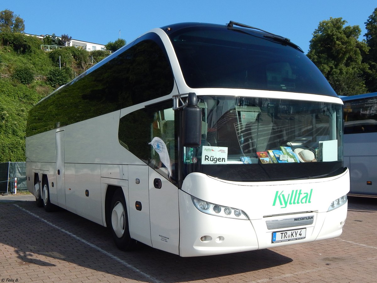 Neoplan Cityliner von Kylltal Reisen aus Deutschland im Stadthafen Sassnitz. 