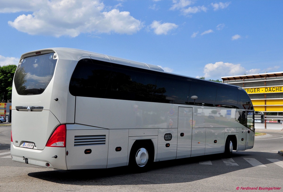 NEOPLAN CITYLINER von LITZLBAUER Clubreisen/�sterreich im Juli 2013 in Krems gesehen.