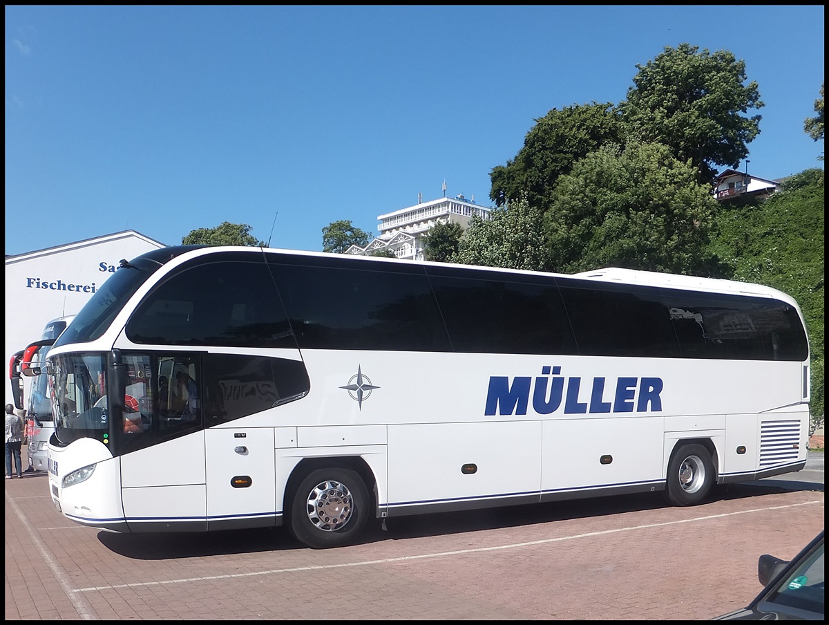 Neoplan Cityliner von M�ller aus Deutschland im Stadthafen Sassnitz.