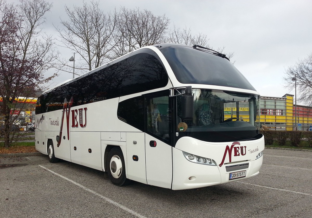 Neoplan Cityliner von der Neu Touristik aus �sterreich am 16.11.2014 in Krems.