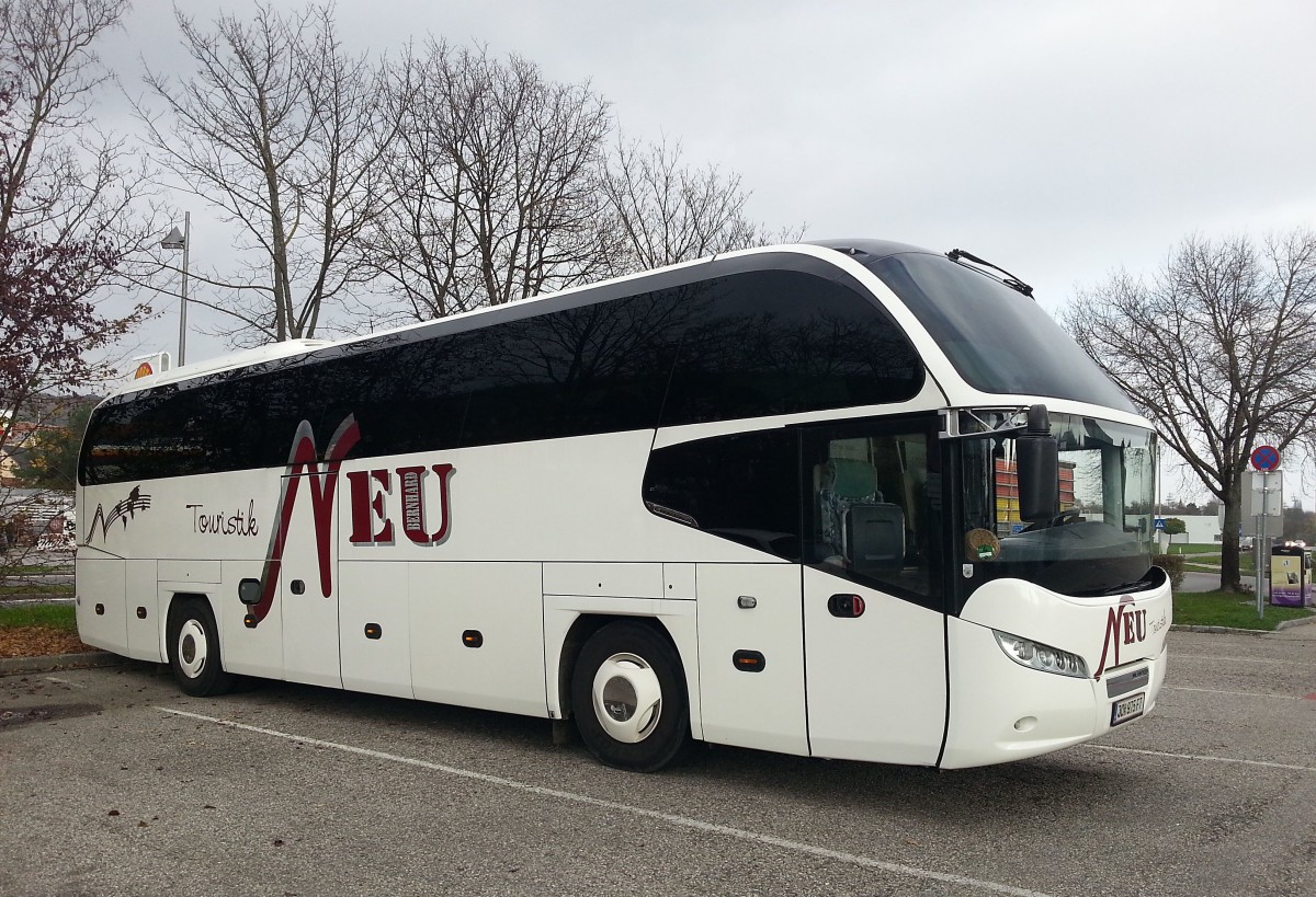 Neoplan Cityliner von der Neu Touristik aus �sterreich am 16.11.2014 in Krems.