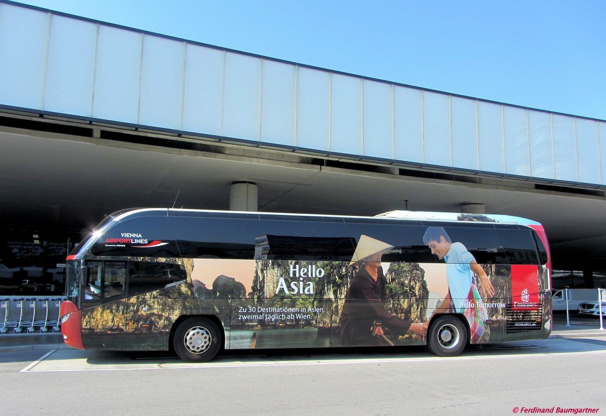 NEOPLAN CITYLINER vom Postbus �BB,Vienna Airport Lines,Schwechat im Juli 2013. 