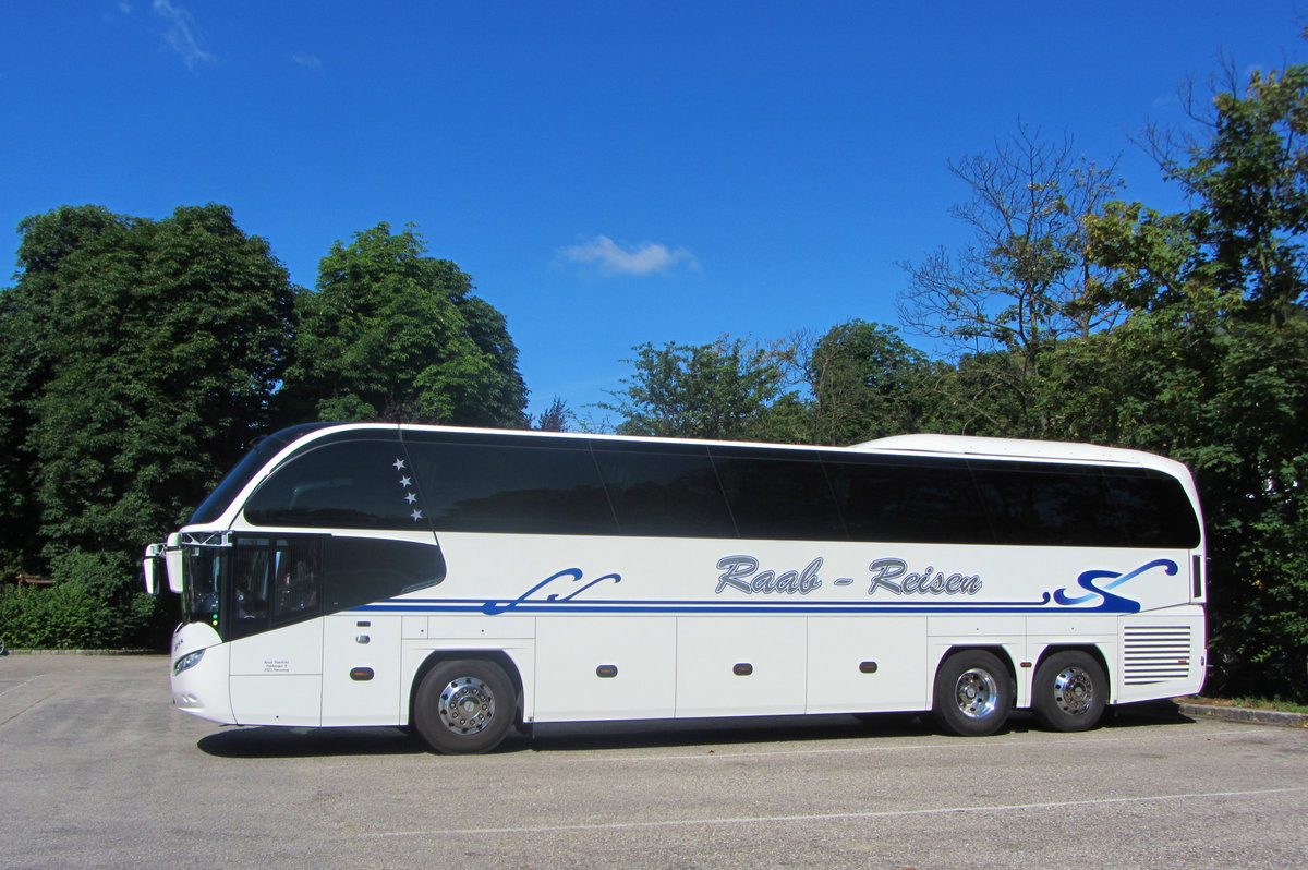 Neoplan Cityliner von Raab Reisen aus �sterreich in Krems gesehen.