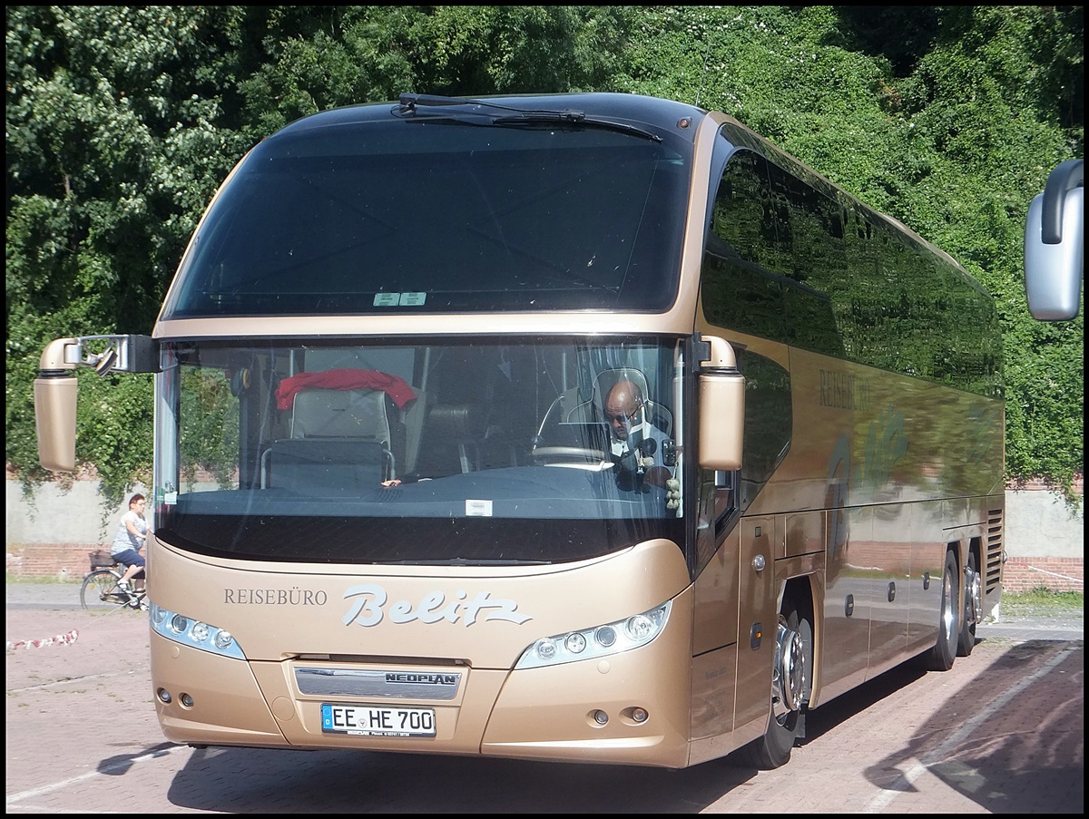 Neoplan Cityliner vom Reiseb�ro Belitz aus Deutschland im Stadthafen Sassnitz.