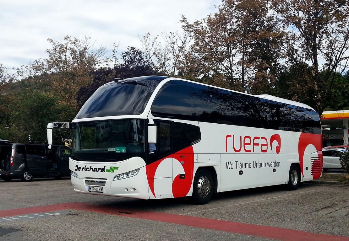 Neoplan Cityliner vom Reiseb�ro RUEFA - Dr Richard aus Wien 2017 in Krems.