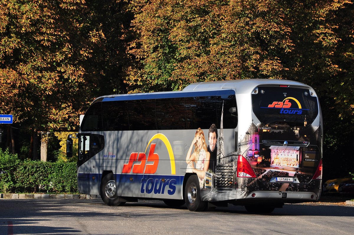 Neoplan Cityliner von SAB Tour aus �sterreich in Krems unterwegs.