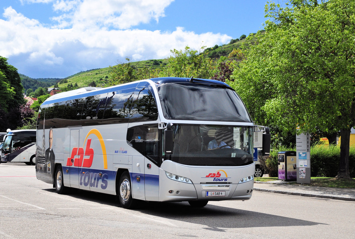 Neoplan Cityliner von SAB Tours aus Linz/Ober�sterreich in Krems gesehen.