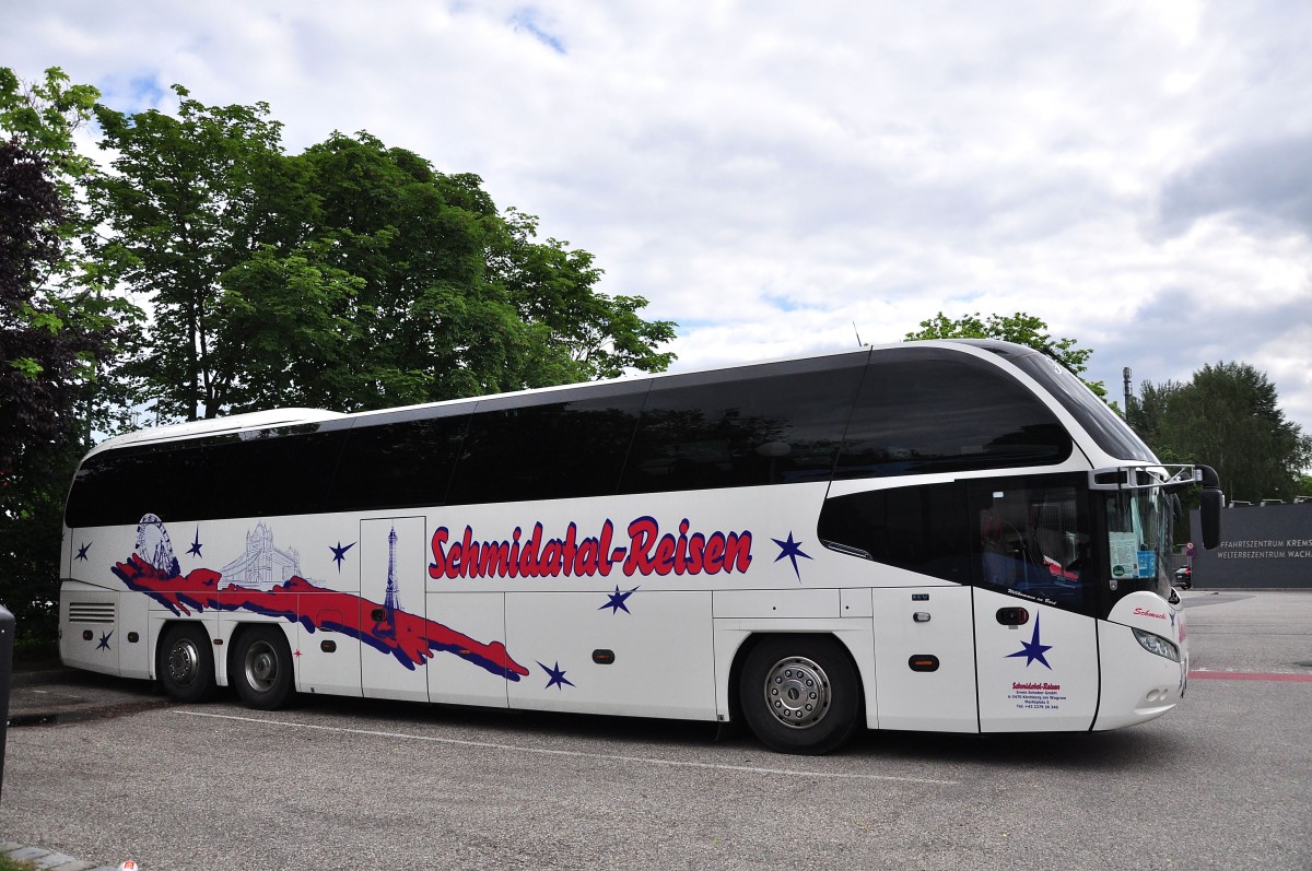 Neoplan Cityliner von Schmidatal Reisen aus Nieder�sterreich im Mai 2015 in Krems gesehen.